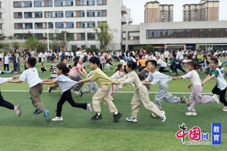 童心跃动展英姿协力拼搏绽笑颜 宜宾洗马池小学举行趣味运动会(图3)
