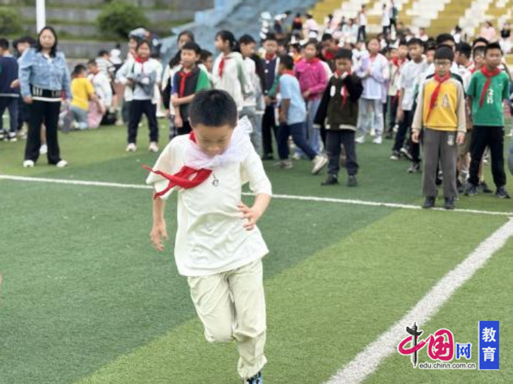 童心跃动展英姿协力拼搏绽笑颜 宜宾洗马池小学举行趣味运动会(图4)